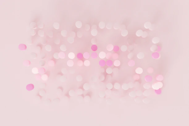 a blurry photo of pink and white circles