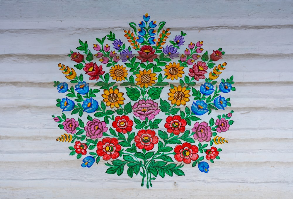 ein Gemälde eines Blumenstraußes auf einer weißen Wand