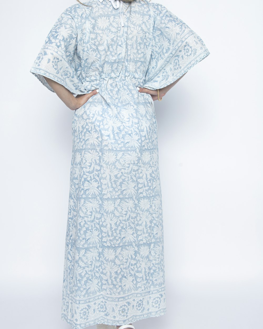 una donna in un vestito blu e bianco