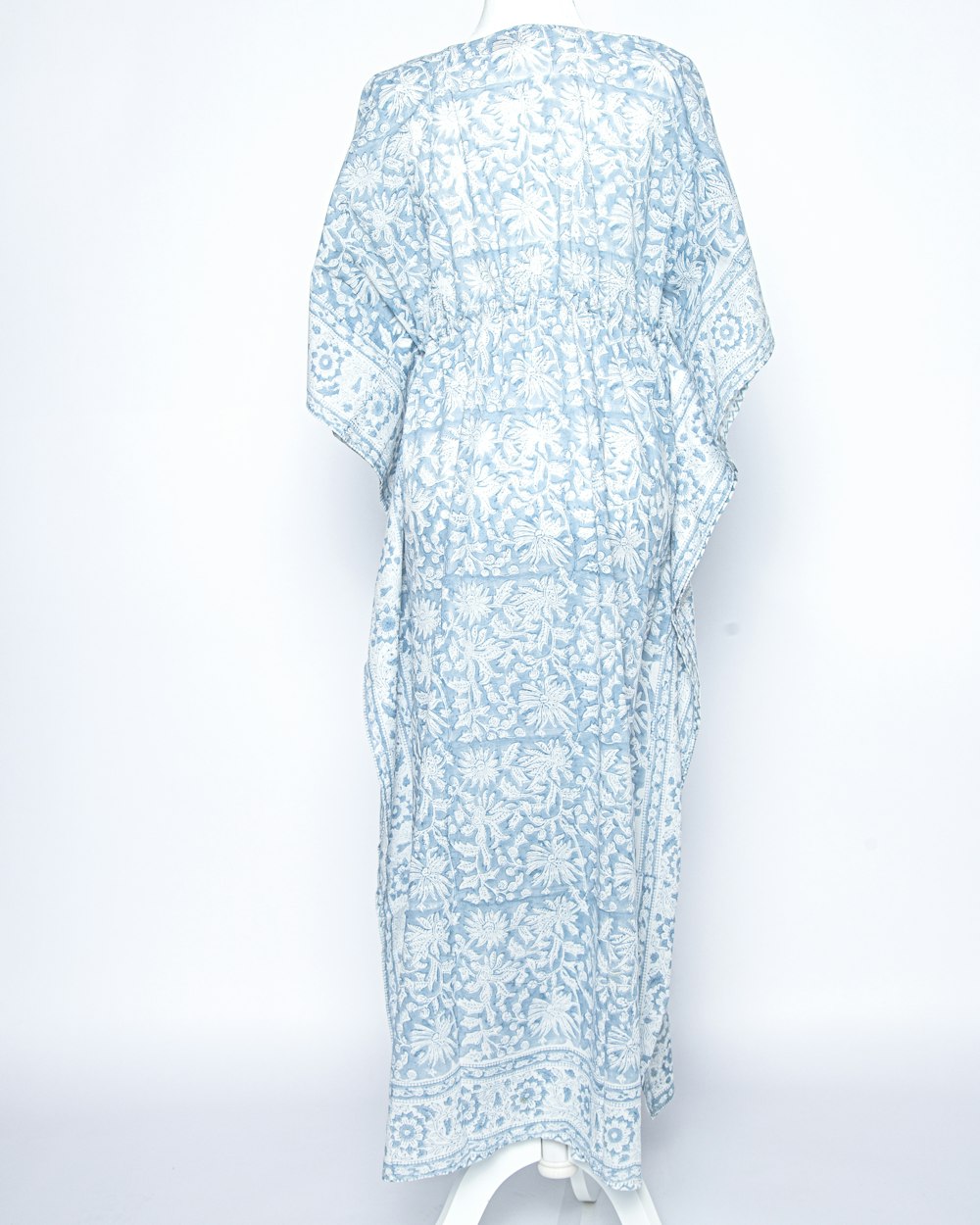 스탠드 위의 흰색과 파란색 드레스