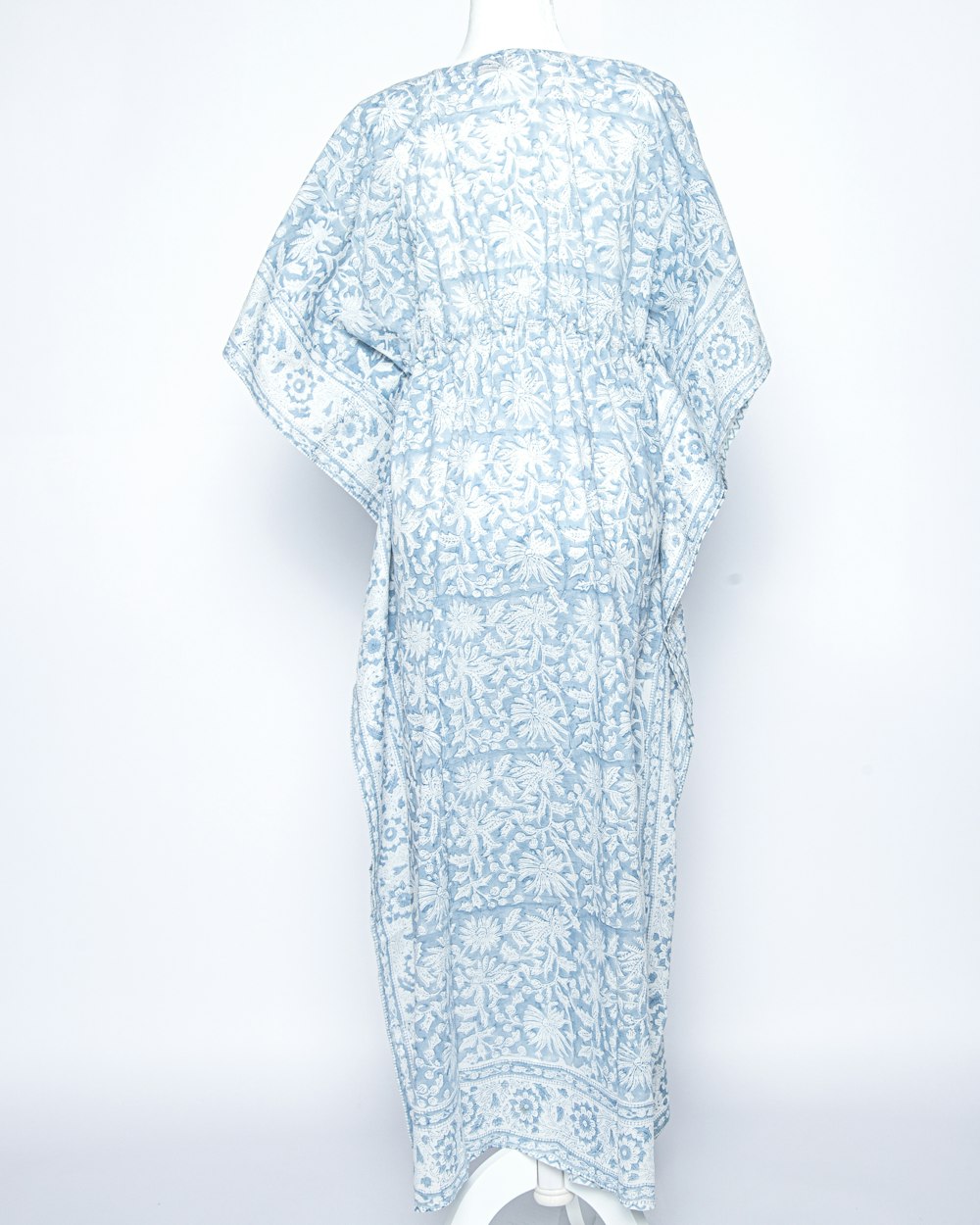 un vestito bianco e blu su un manichino