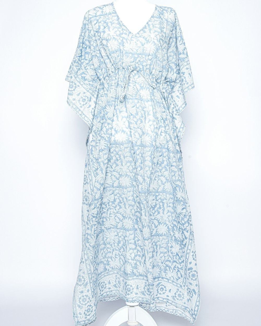 ein weiß-blaues Kleid auf einer Schaufensterpuppe