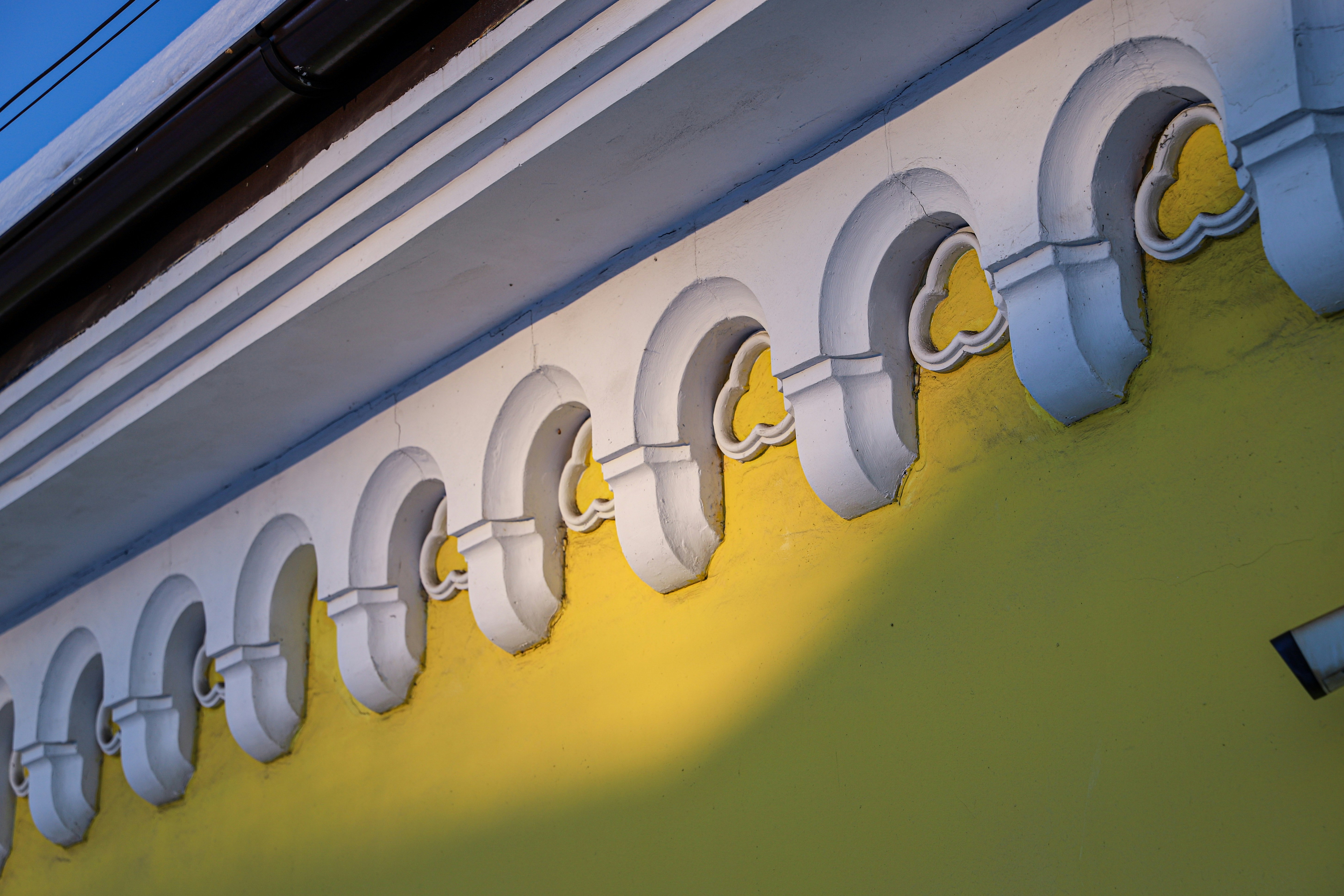 Un primer plano de un edificio amarillo y blanco