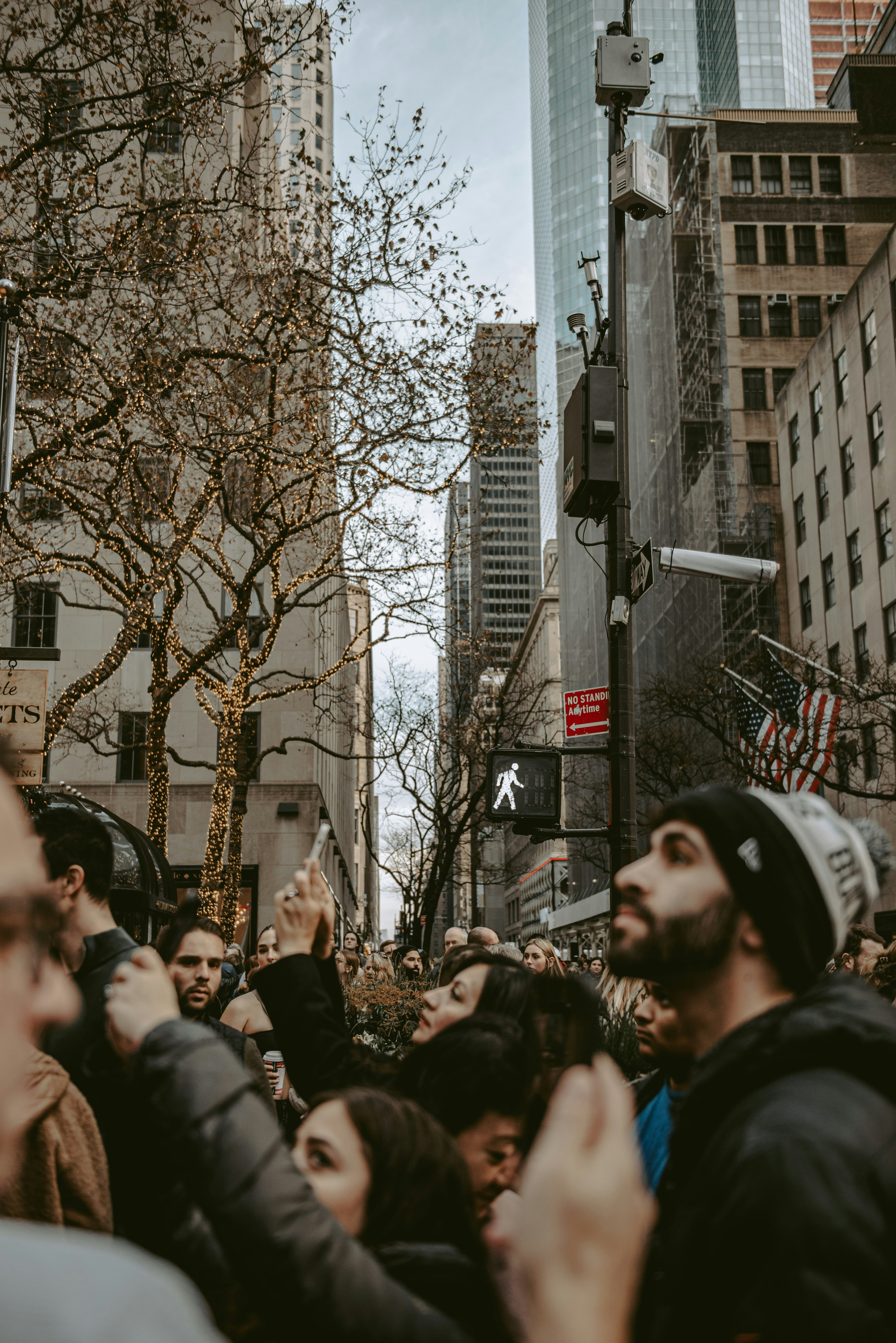 eine Menschenmenge, die mitten auf einer Straße steht
