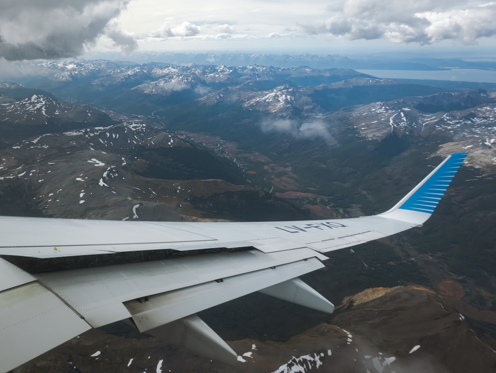 a view of the wing of an airplane in the sky