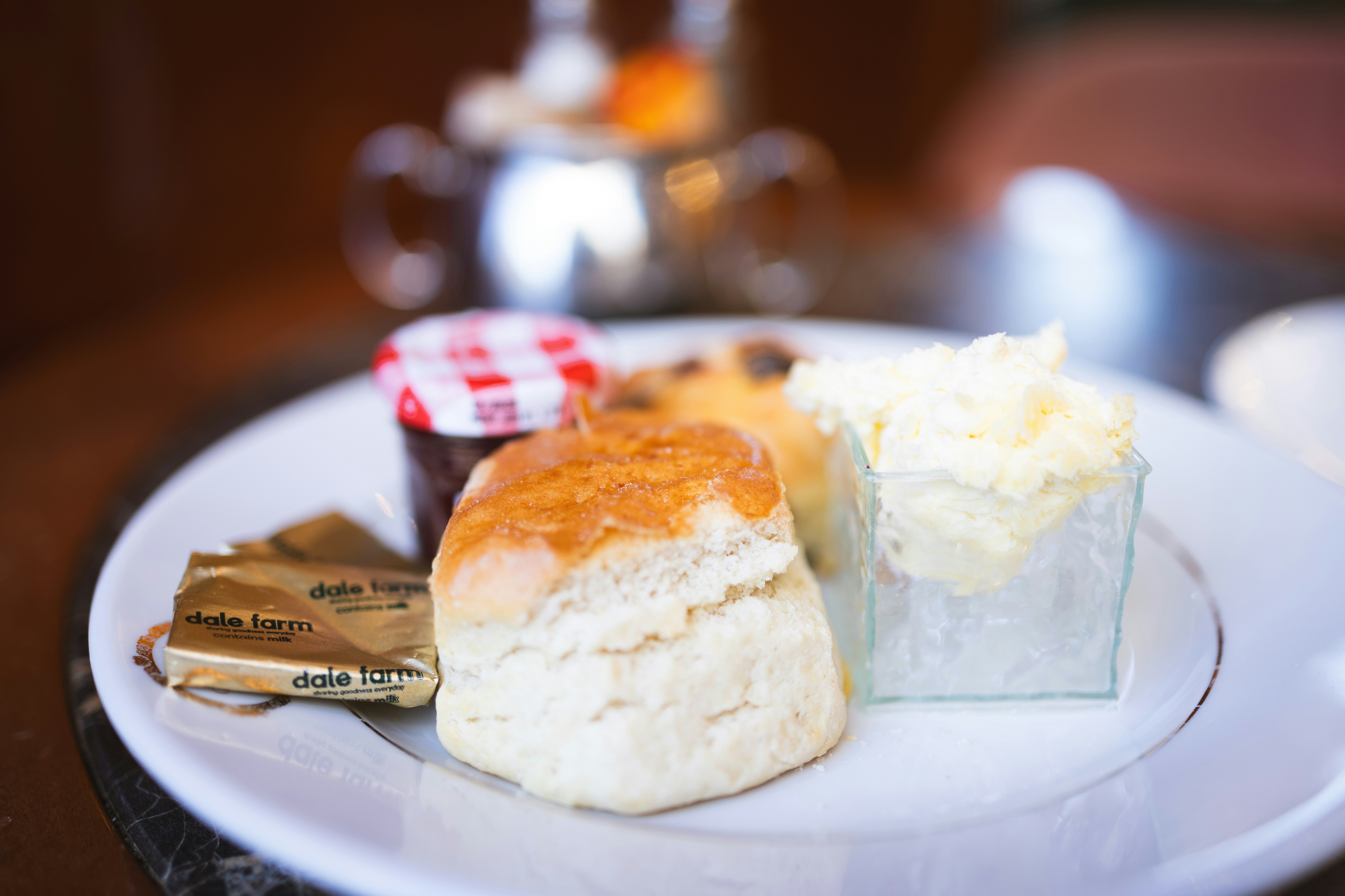 Traditional English cream tea scones and clotted cream — Cotswolds food experience