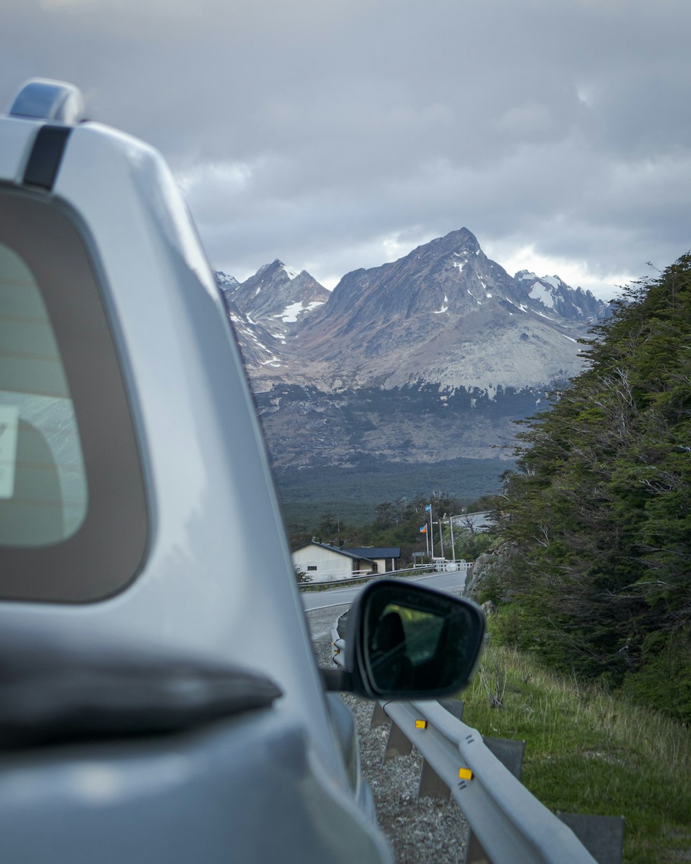 Un coche está aparcado delante de una montaña