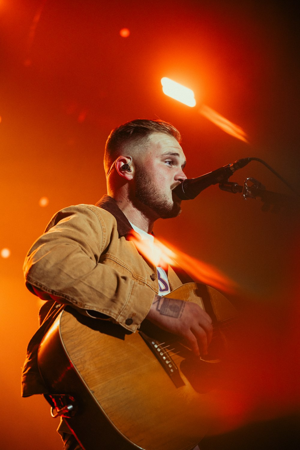 un hombre con barba tocando la guitarra