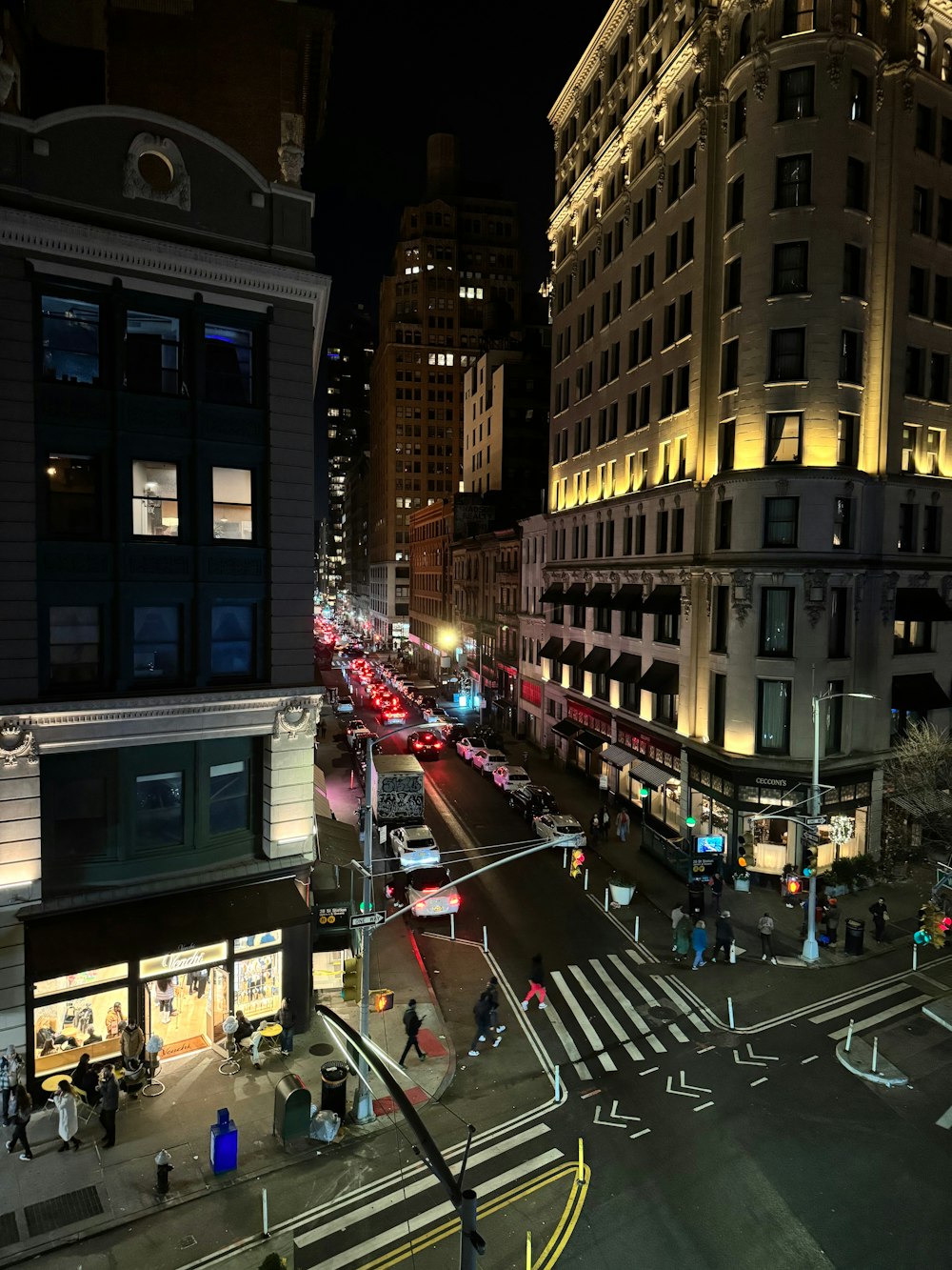 una calle concurrida de la ciudad por la noche con tráfico