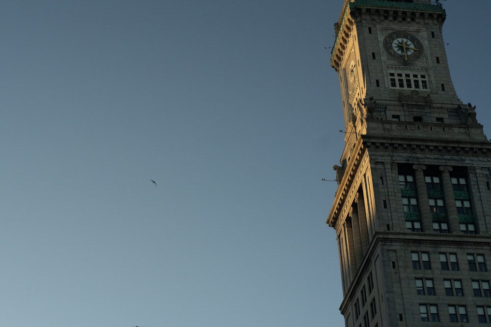 un edificio molto alto con un orologio su un lato