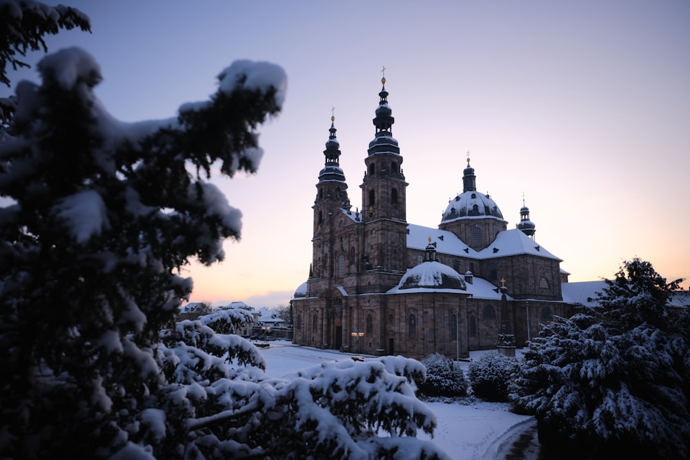 une église avec beaucoup de neige sur le dessus