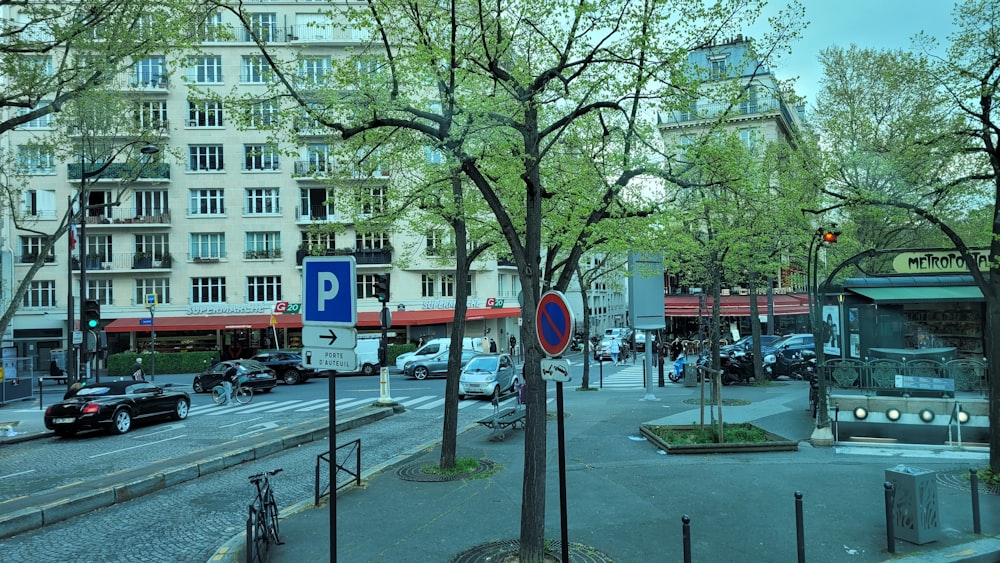 a city street filled with traffic next to tall buildings