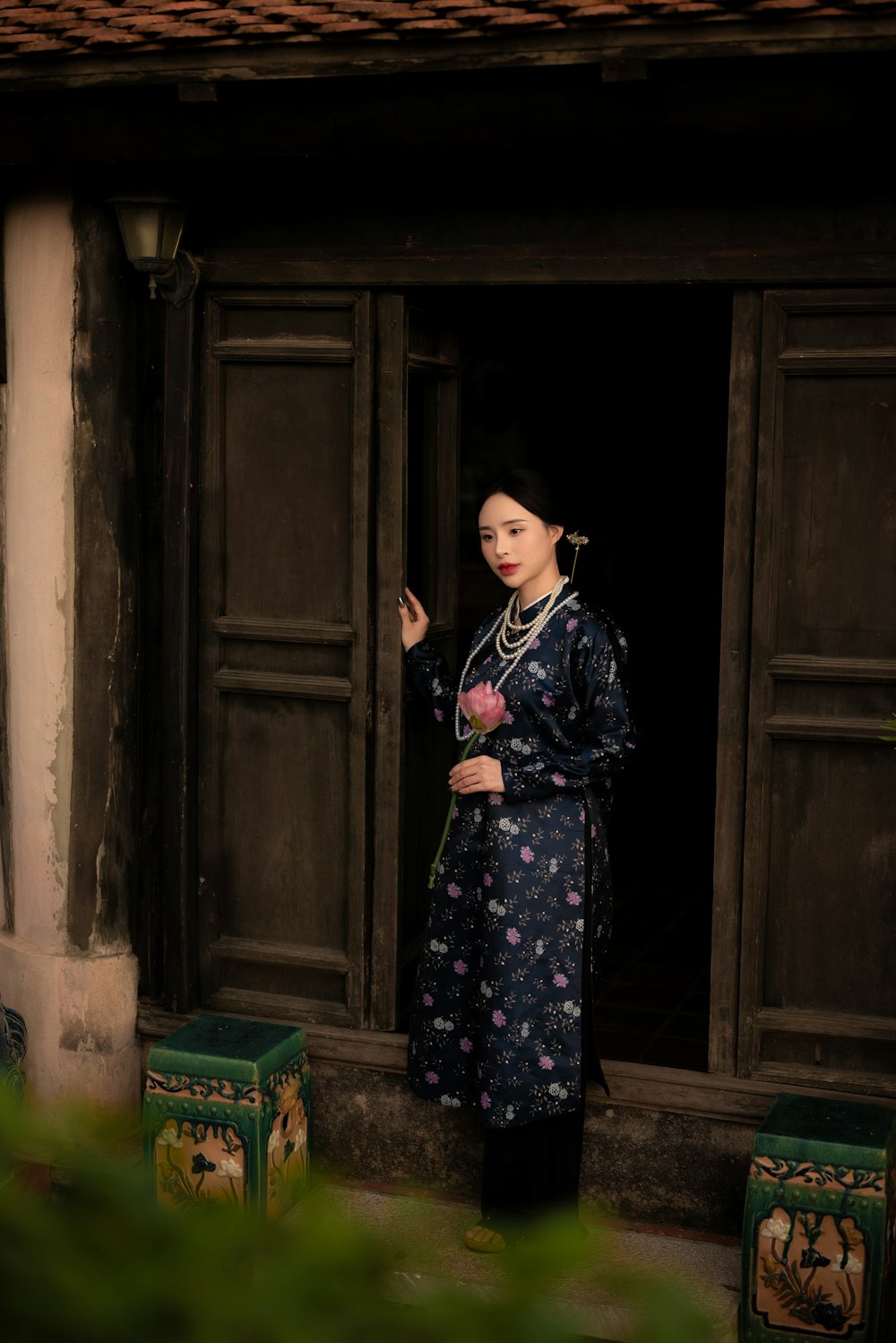 une femme debout dans l’embrasure d’une porte d’un bâtiment