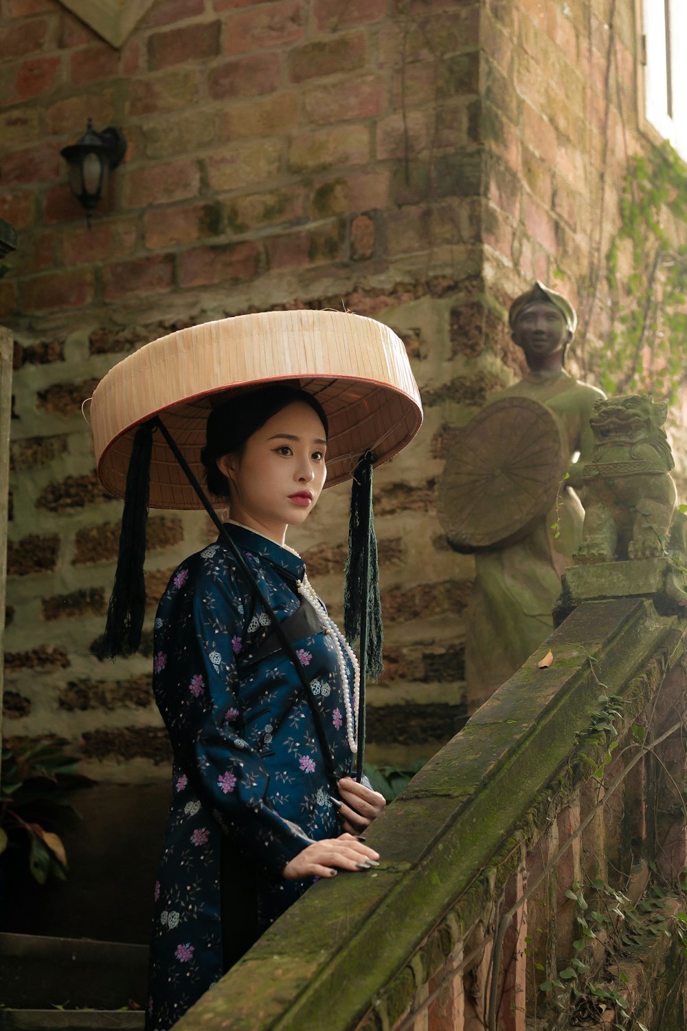 une femme en kimono avec un chapeau sur la tête