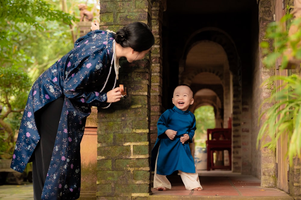 une femme dans un kimono bleu et un bébé dans un kimono bleu