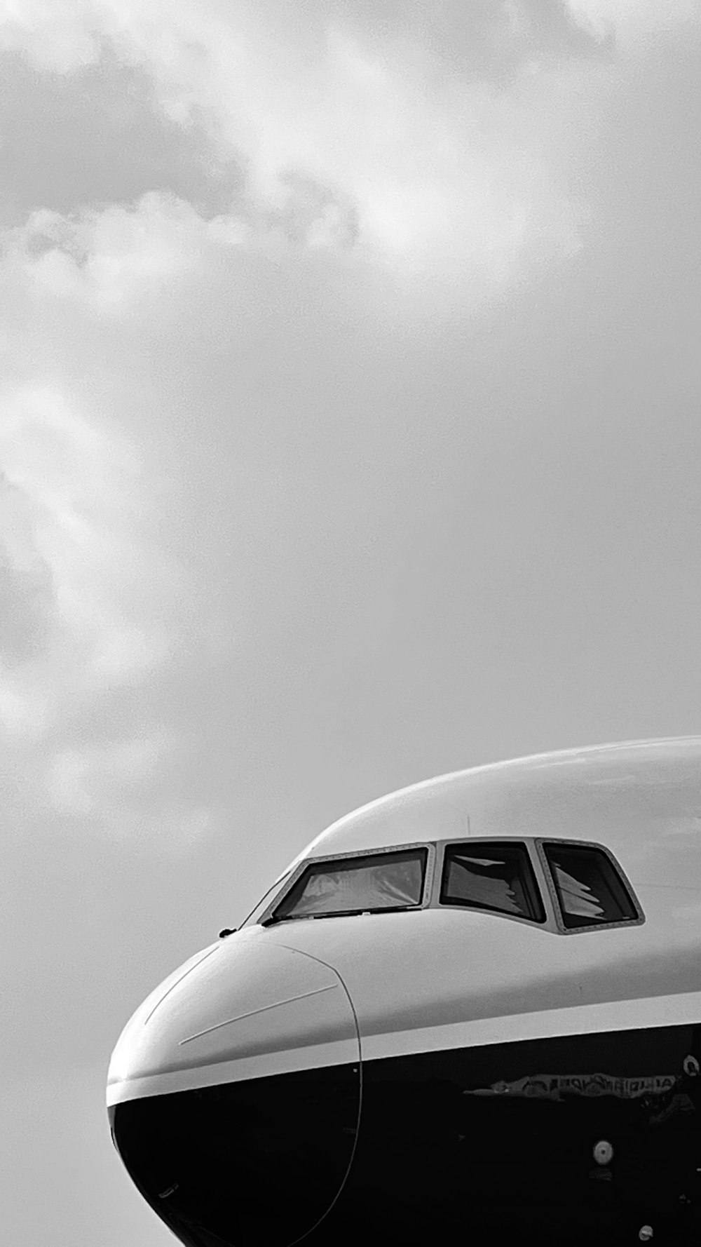 Ein großes Flugzeug sitzt auf dem Rollfeld eines Flughafens