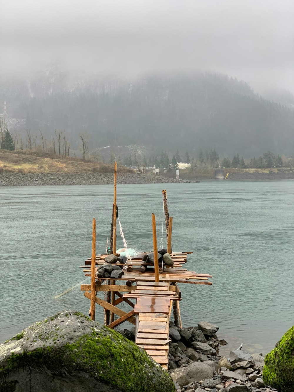 un molo di legno seduto in cima a un lago