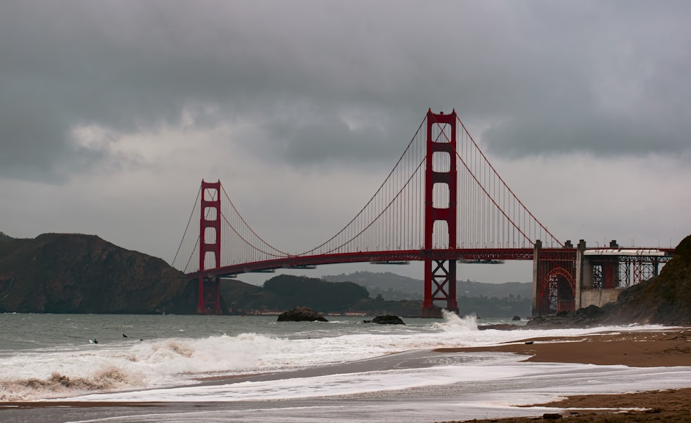 Una vista del puente Golden Gate desde la playa