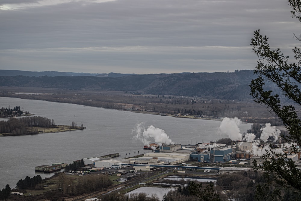 un grand plan d’eau près d’une usine