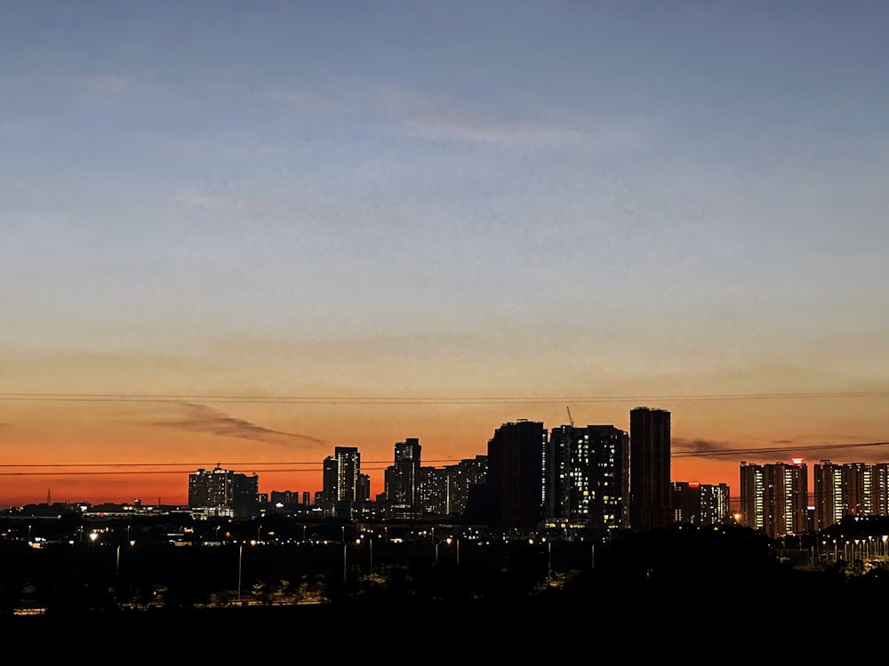 Blick auf die Skyline einer Stadt bei Sonnenuntergang