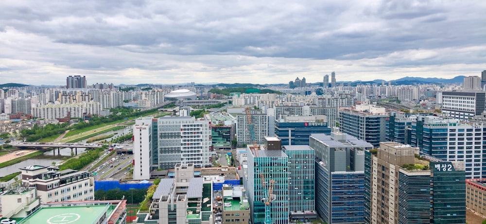 Una vista de una ciudad desde lo alto de un edificio