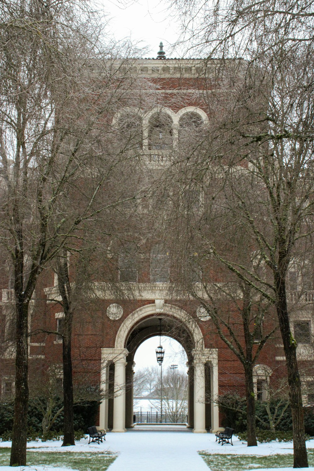 un grande edificio in mattoni con una torre dell'orologio al centro