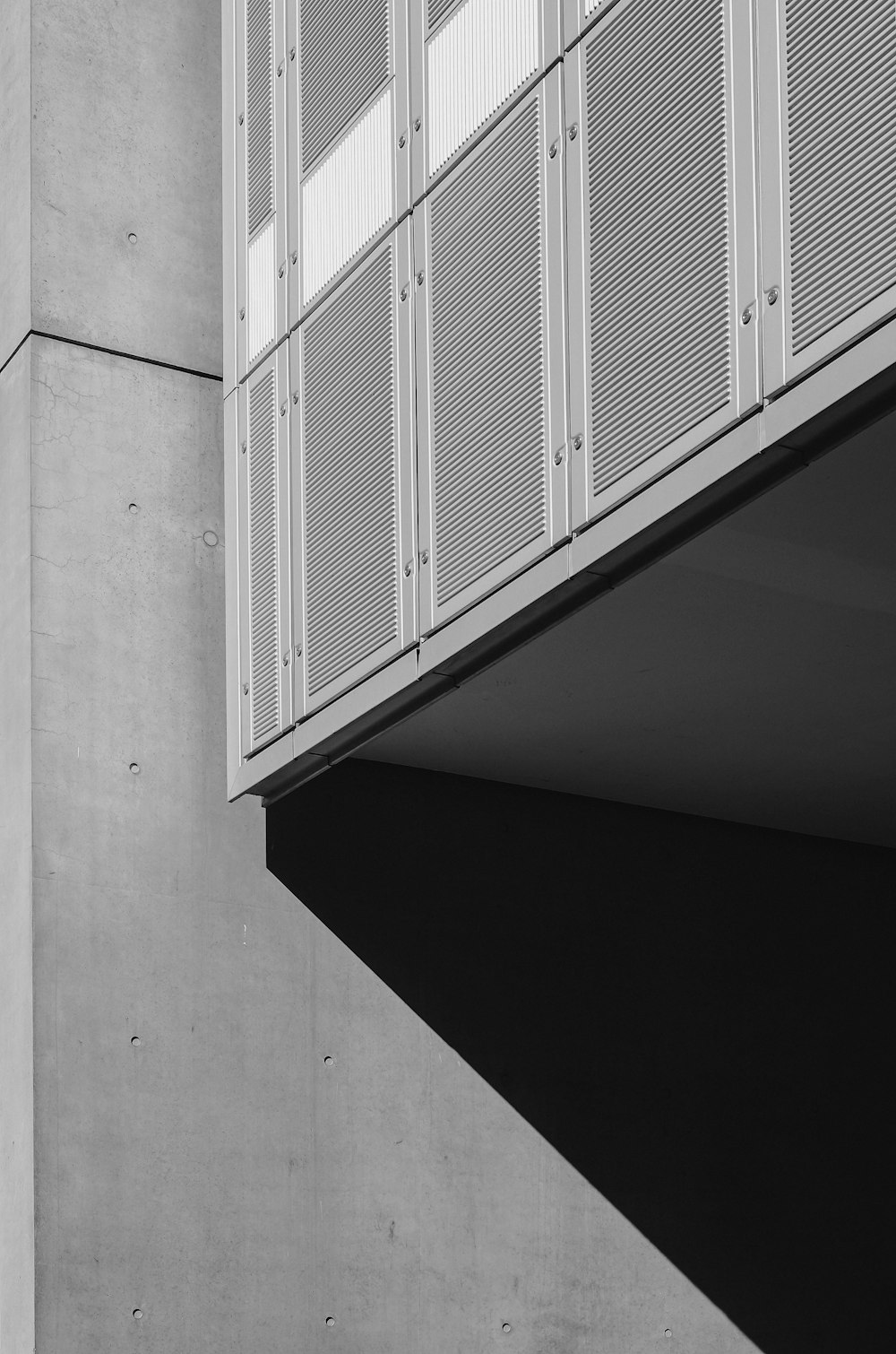 a black and white photo of a building