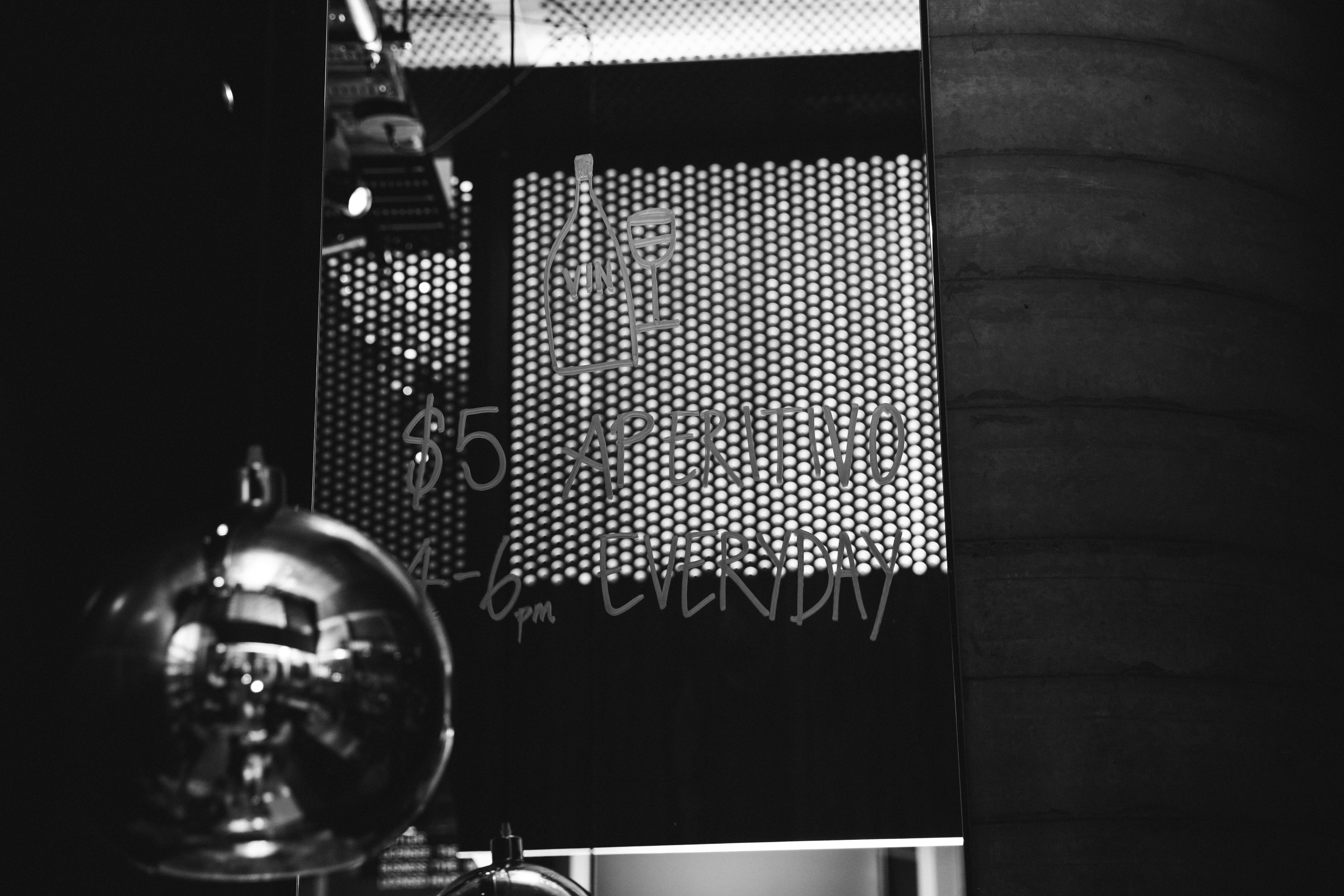 uma foto em preto e branco de um edifício