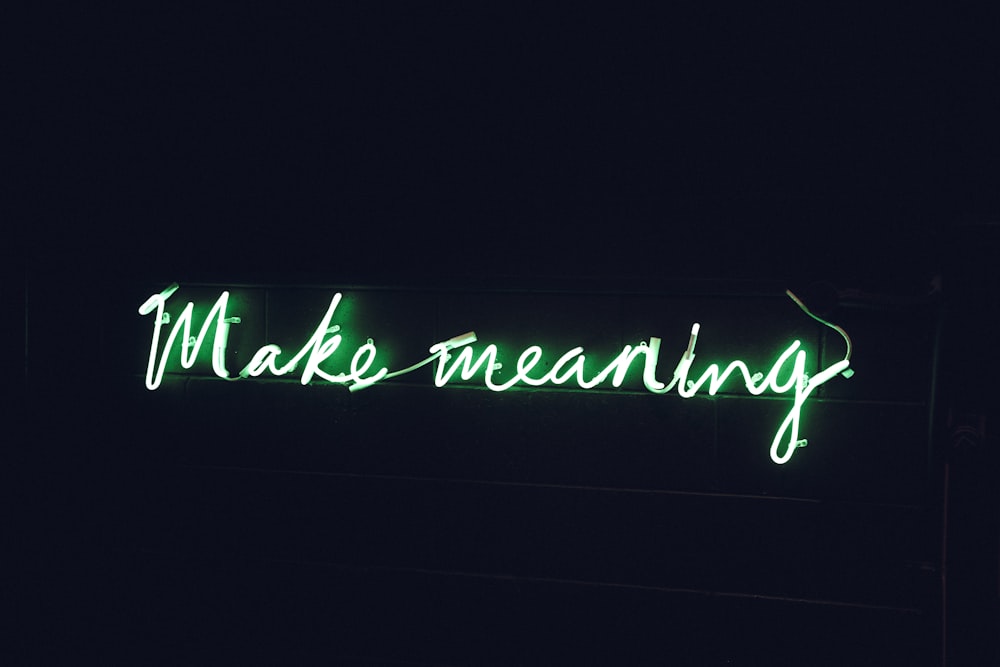 「Make Me Dreaming」と書かれた緑色のネオンサイン