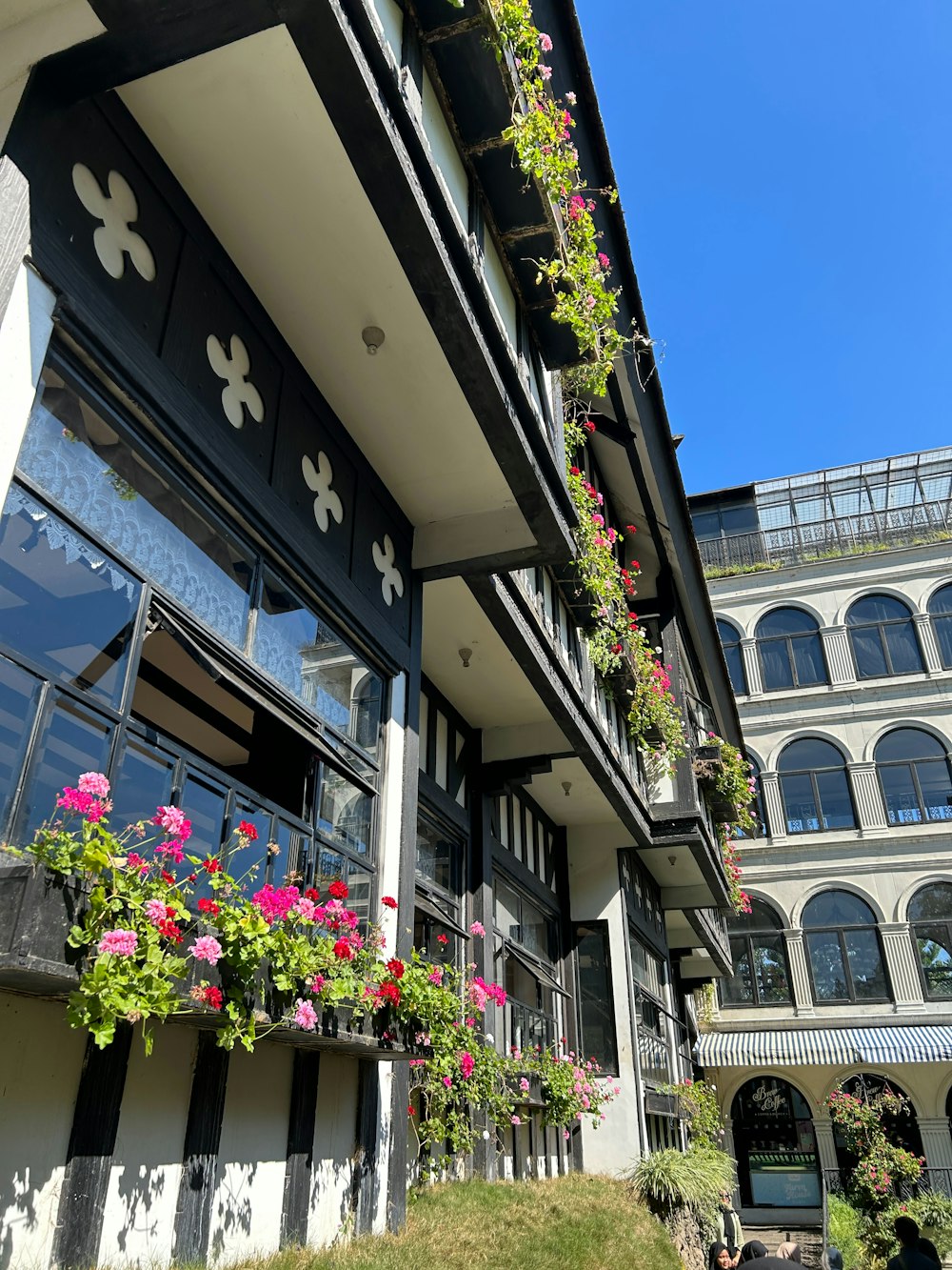 um edifício com flores penduradas nas janelas