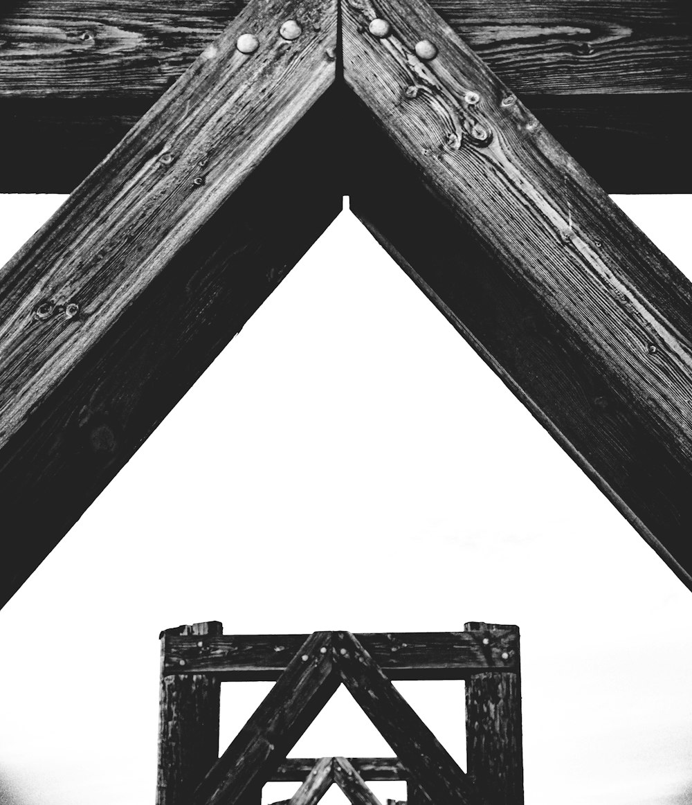 Una foto in bianco e nero di una struttura in legno