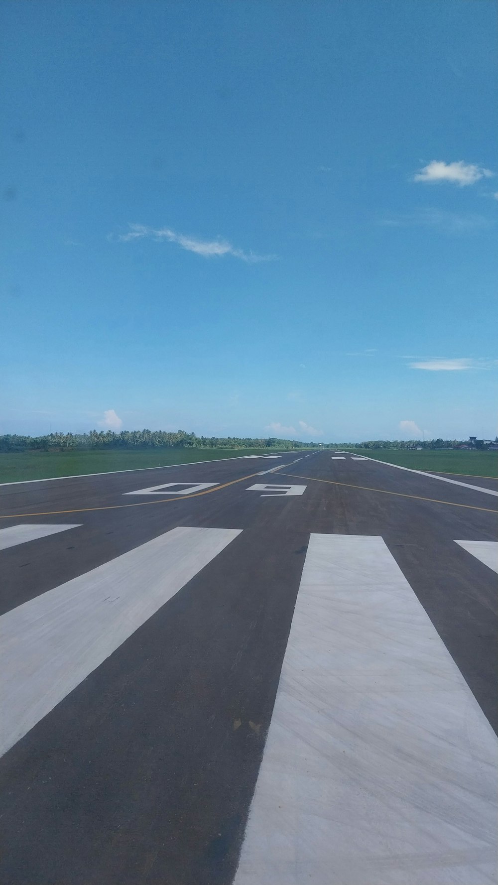 una pista de aeropuerto con un fondo de cielo