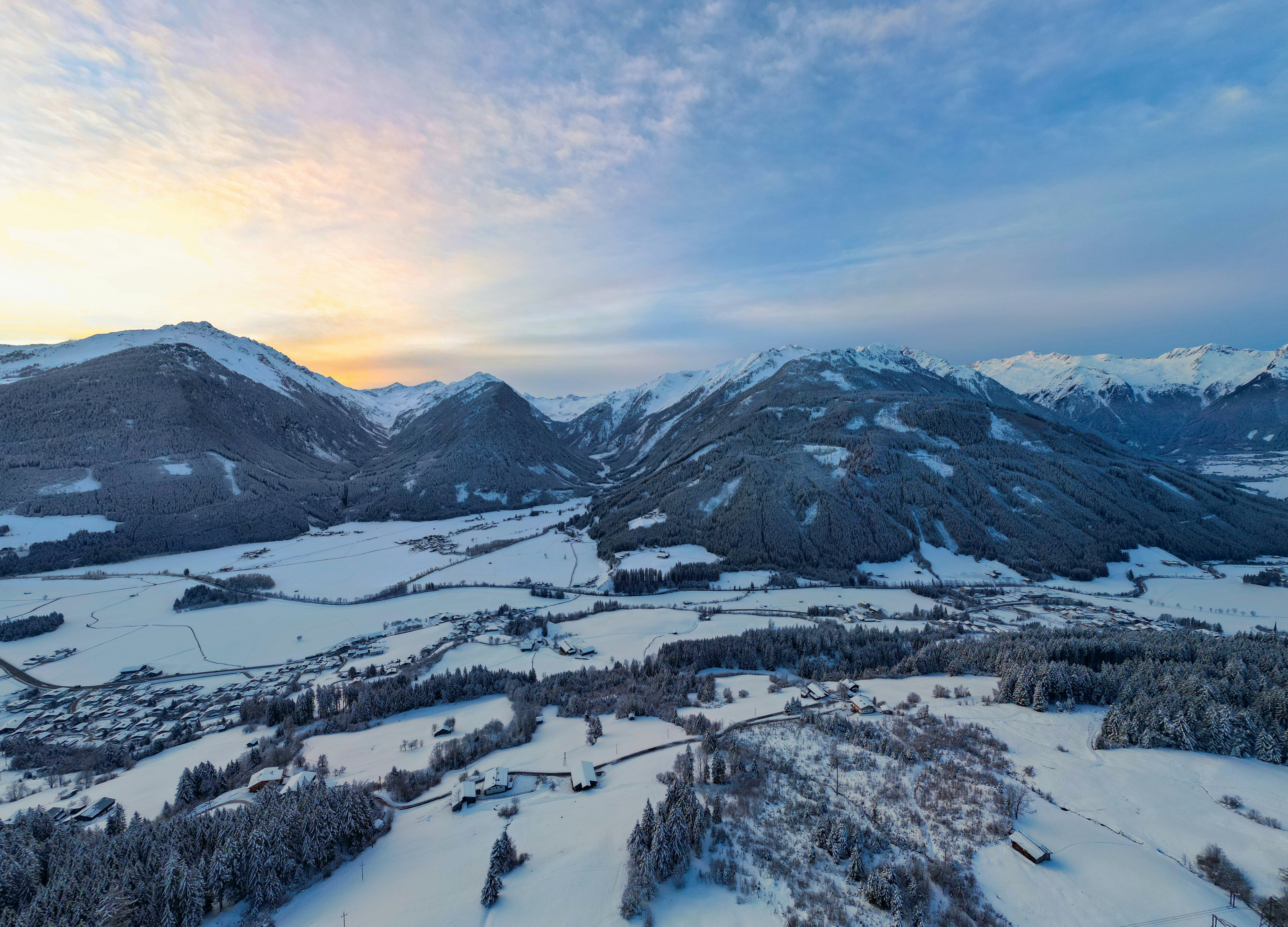 Photo by danieldiemer