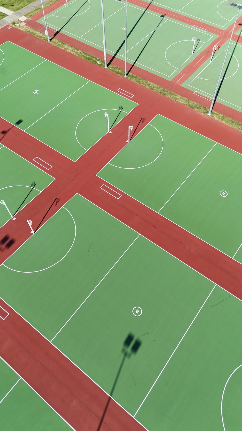 Draufsicht auf einen Basketballplatz mit rotem und grünem Feld