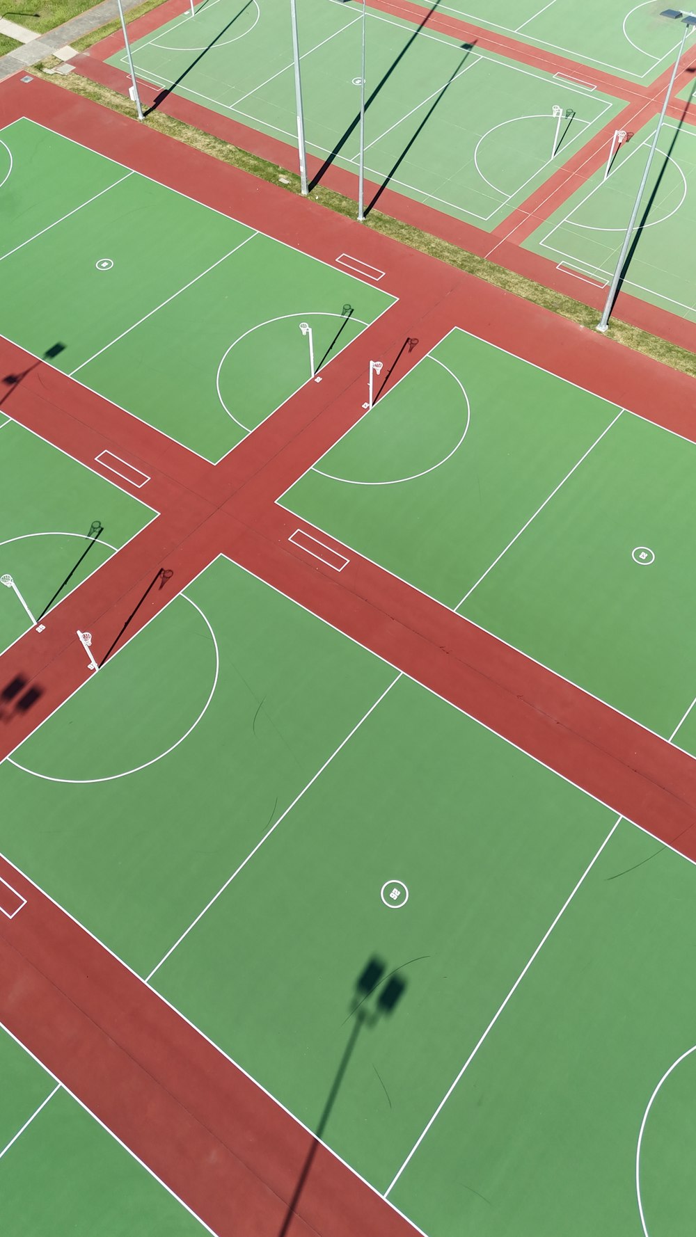 an overhead view of a basketball court with a red and green field