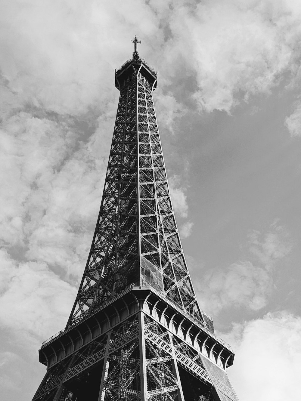 Una foto en blanco y negro de la Torre Eiffel