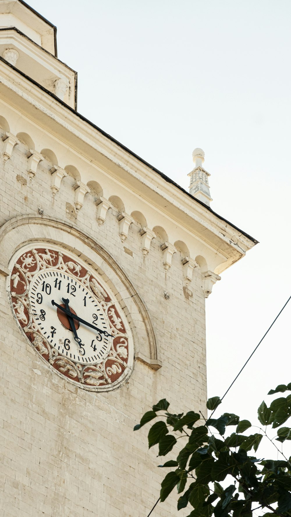 une grande horloge sur le côté d’un bâtiment