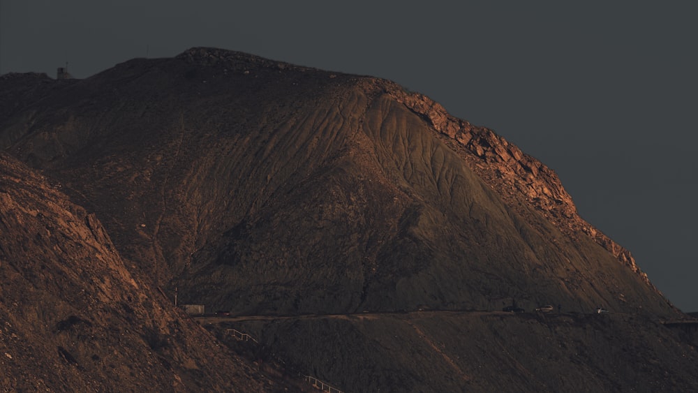 una montaña muy alta con un cielo muy oscuro