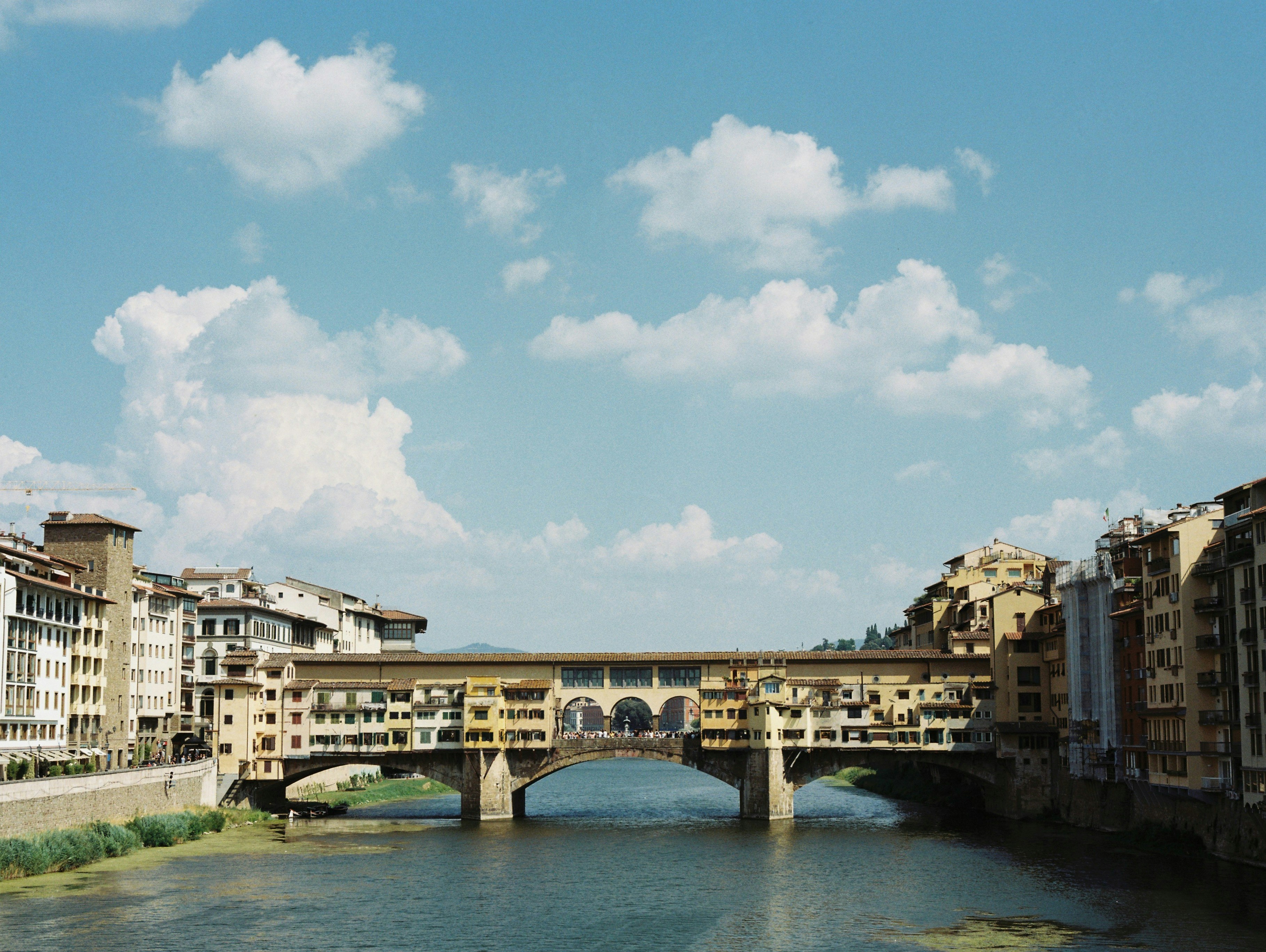 eine Brücke über ein Gewässer in einer Stadt