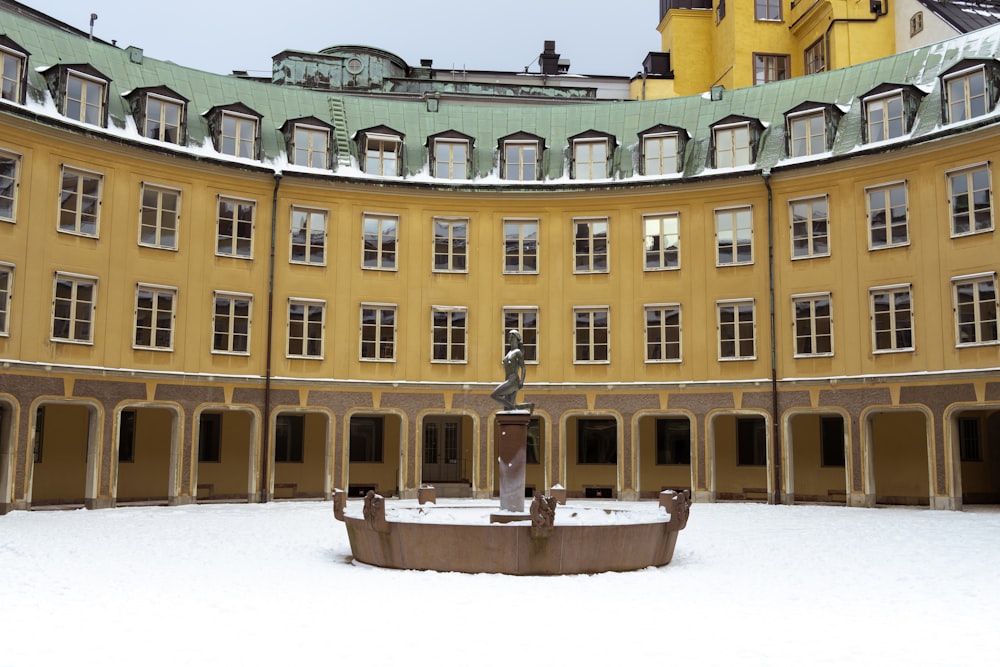 a courtyard with a fountain in the middle of it