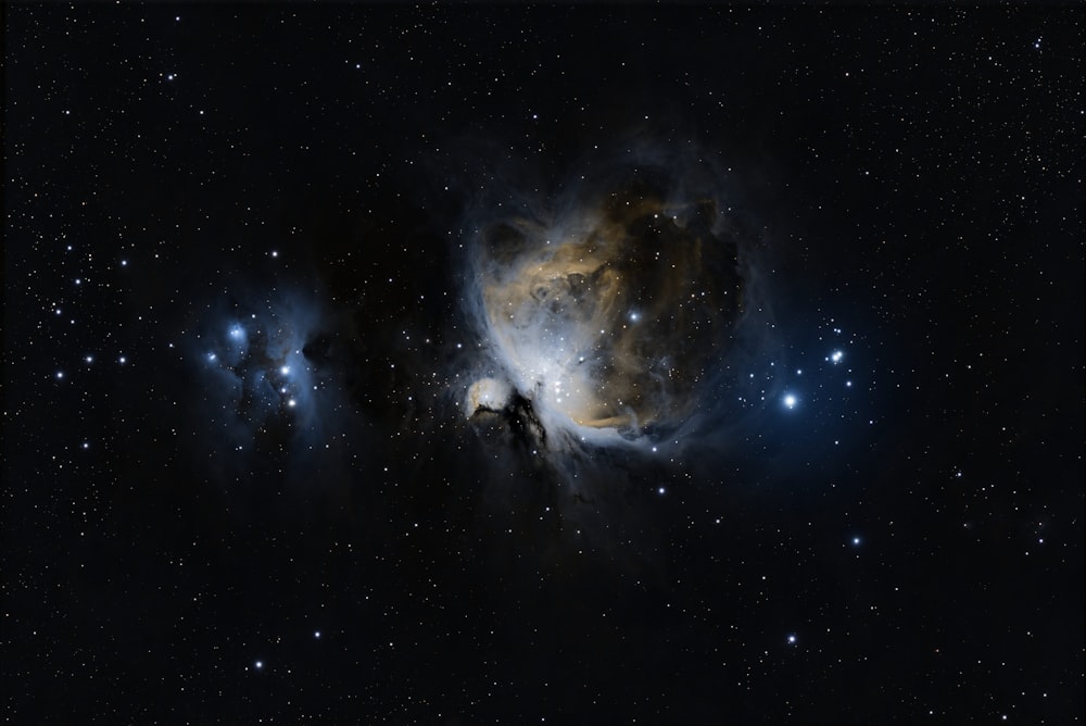 空に浮かぶ星団のイメージ
