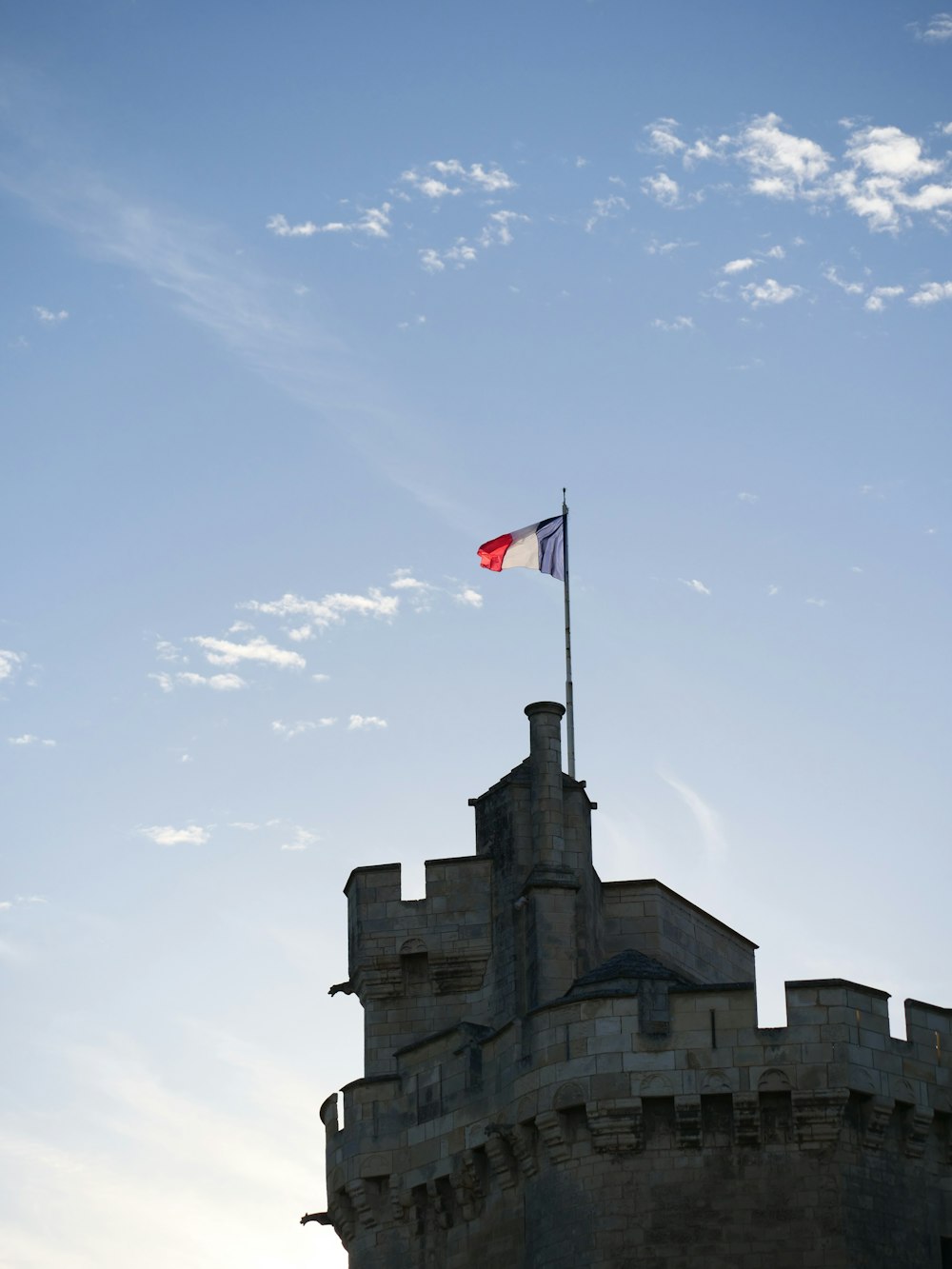 una bandiera che sventola in cima a un alto edificio