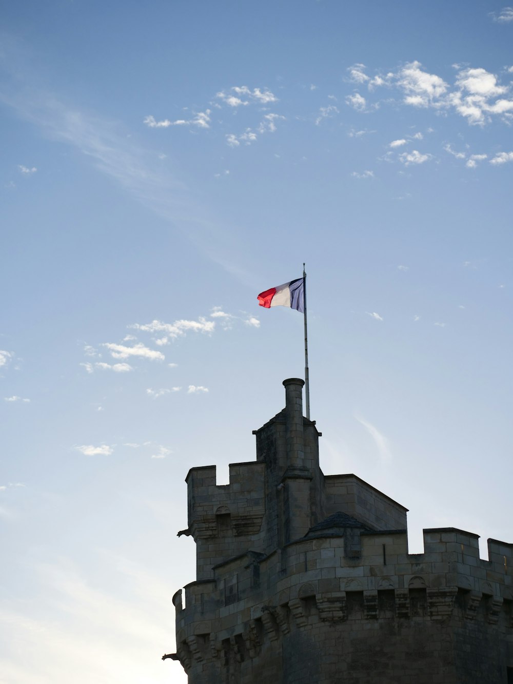 una bandera ondeando en lo alto de un edificio alto