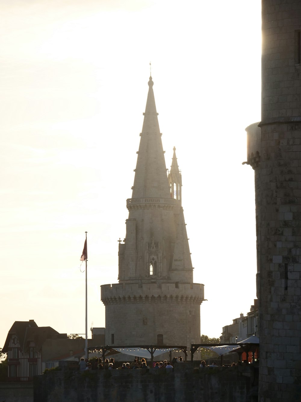 una torre alta con un reloj en la parte superior