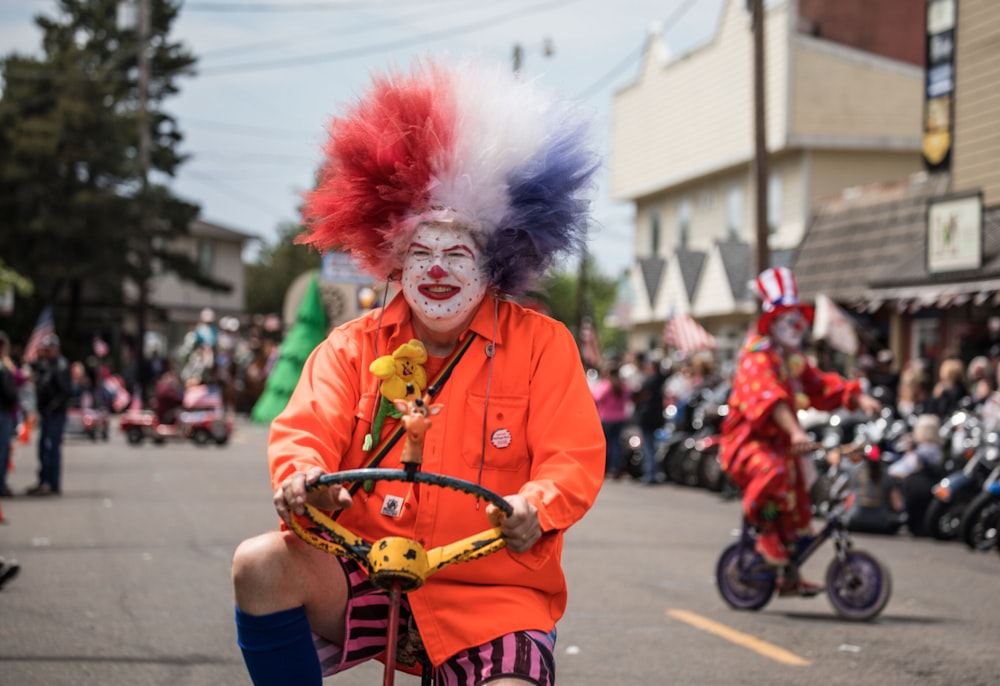 La clownerie è incoraggiata a Florence, Oregon, Rhododendron Floral Parade