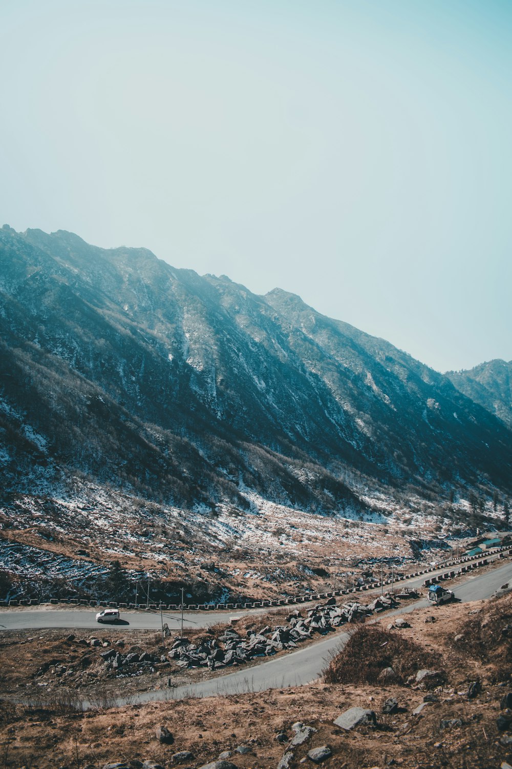 uma vista de uma montanha com uma estrada que passa por ela