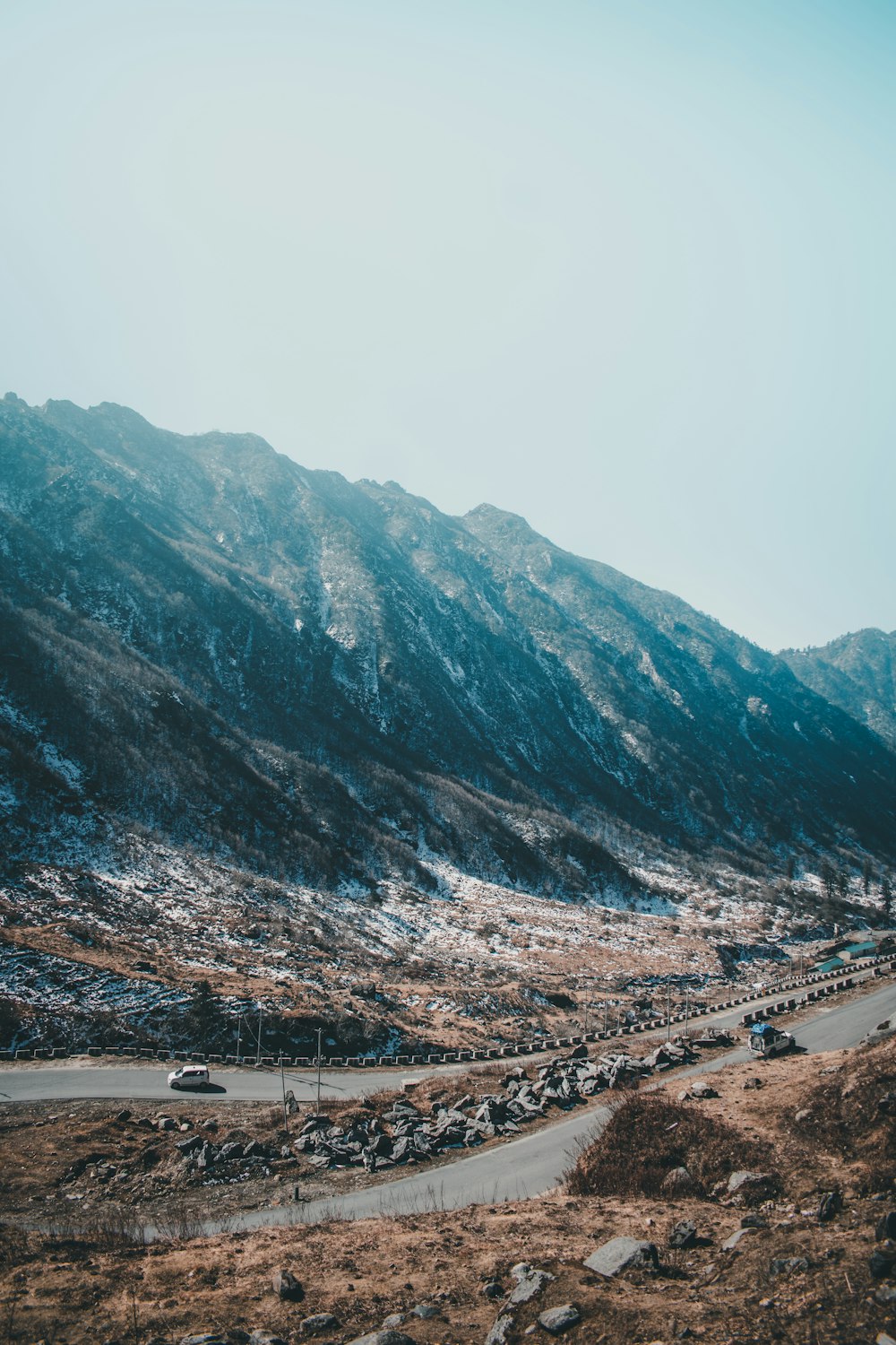 una vista de una montaña con una carretera que la atraviesa