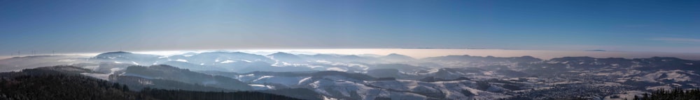 Una vista de una cadena montañosa desde una pista de esquí