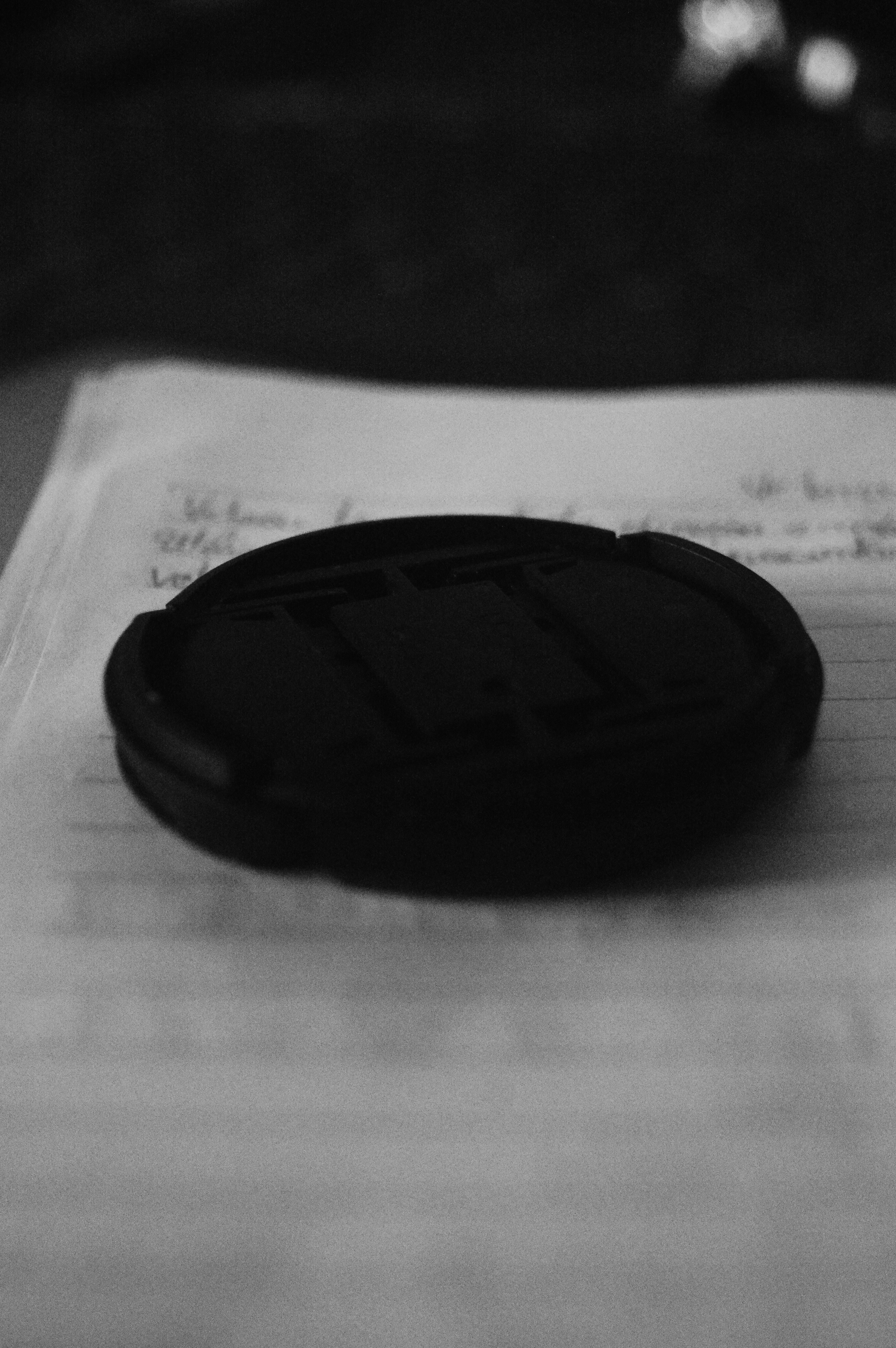 Un primer plano de un papel con un objeto negro en él