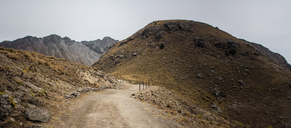 Uma estrada de terra no meio de uma montanha